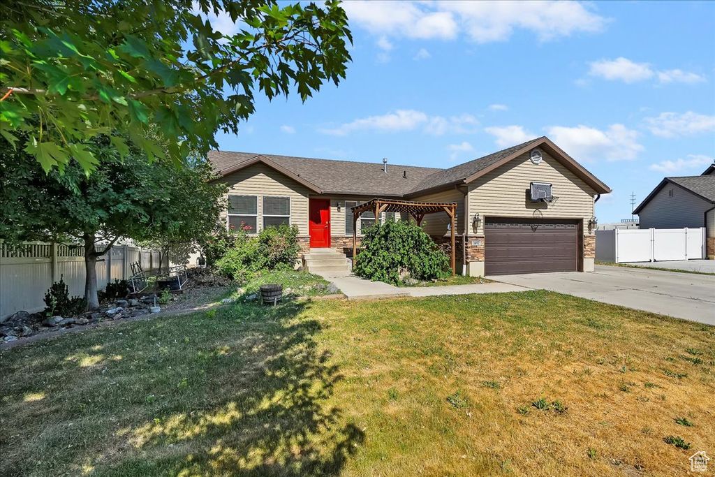 Photo of 1692 S WILLOW CREEK CIR W, Farmington, UT 84025 (MLS # 2109511)