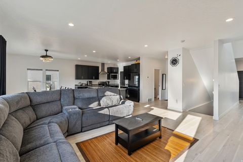 Tiny photo for 915 N EVELYN ST, Farmington, UT 84025 (MLS # 2133999)