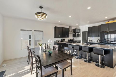 Tiny photo for 915 N EVELYN ST, Farmington, UT 84025 (MLS # 2133999)