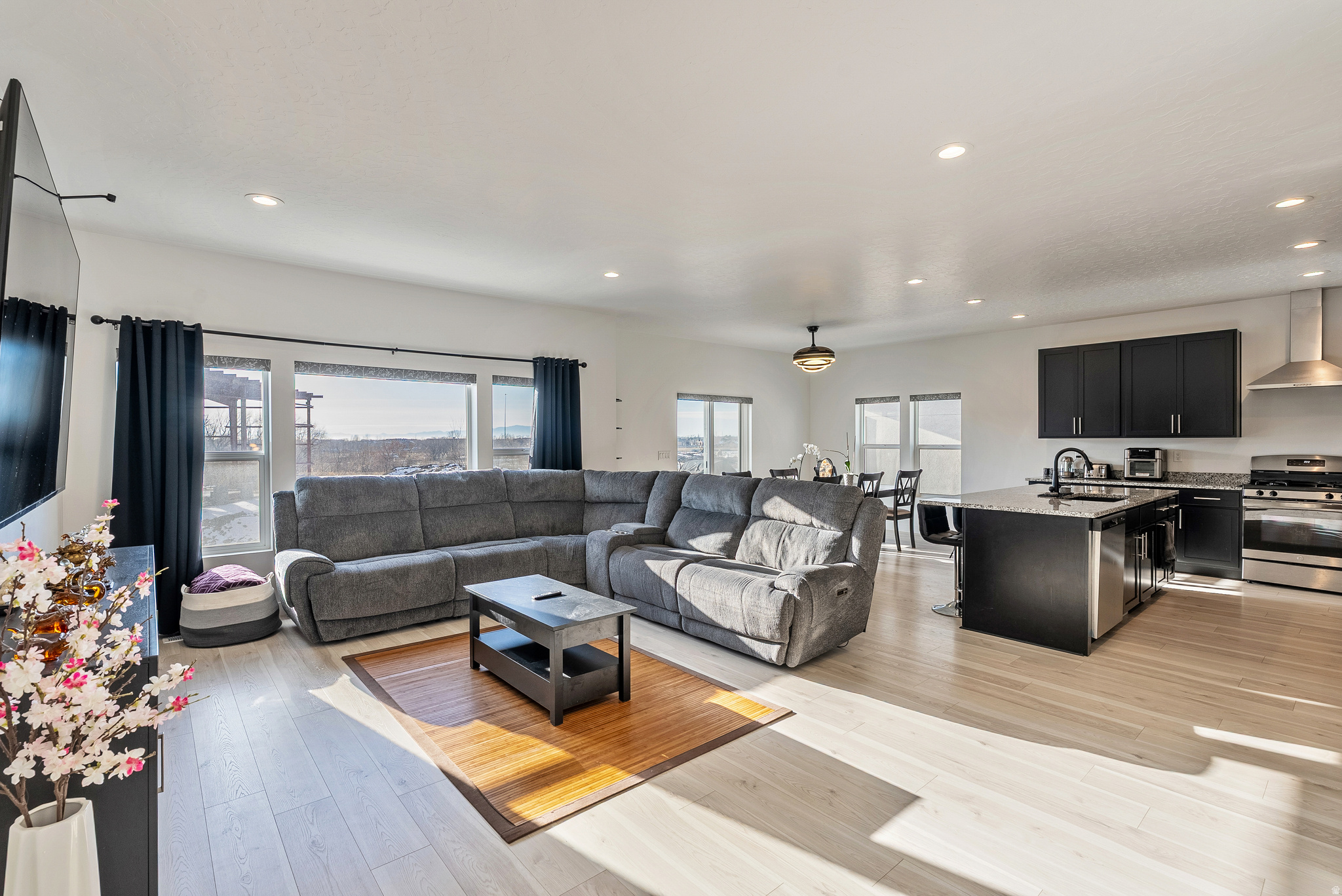 THE ROSE - Residential