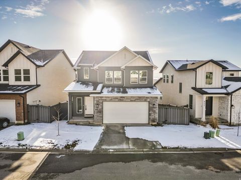 Tiny photo for 915 N EVELYN ST, Farmington, UT 84025 (MLS # 2133999)