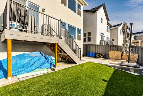 Tiny photo for 915 N EVELYN ST, Farmington, UT 84025 (MLS # 2133999)