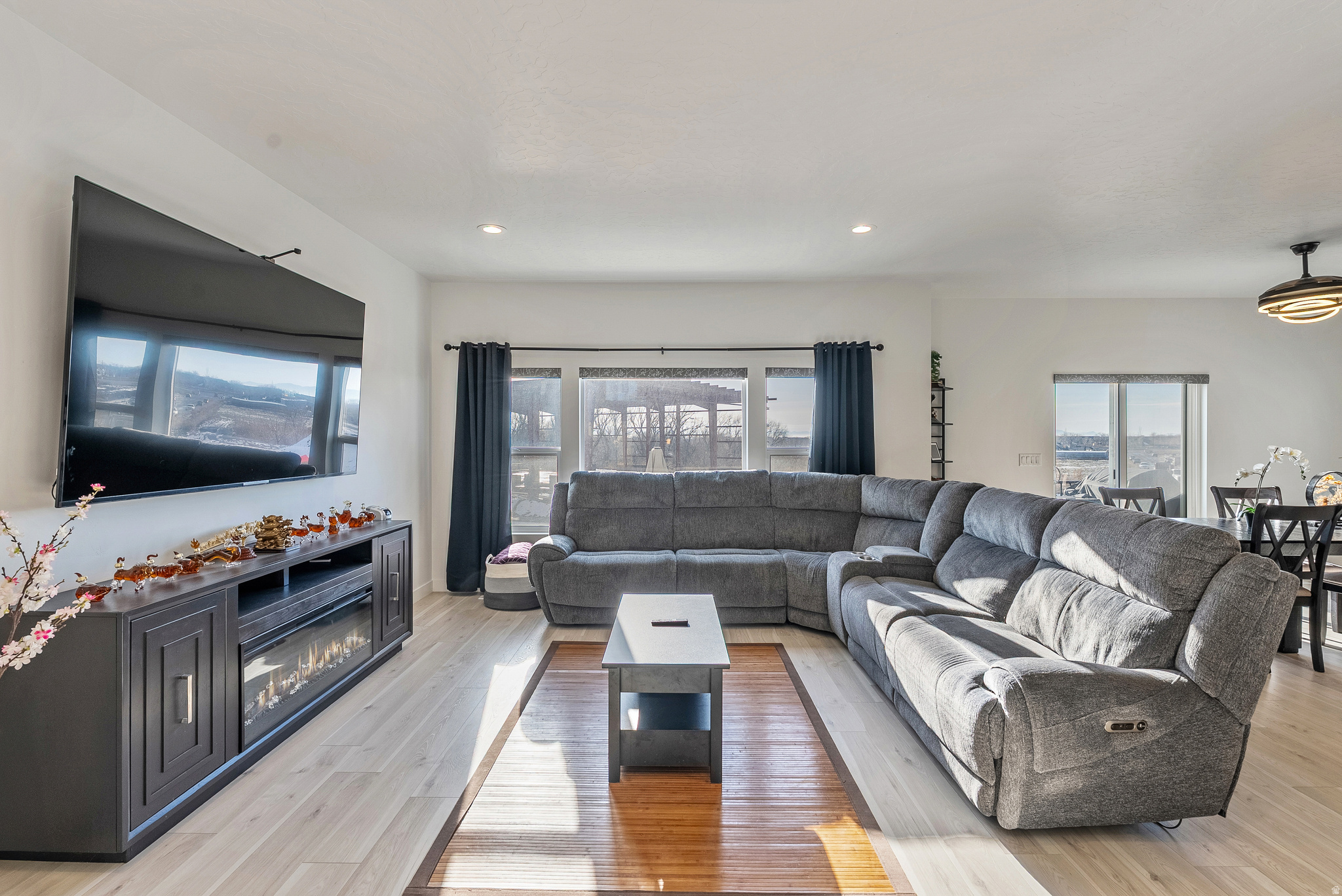 THE ROSE - Residential