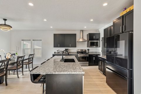 Tiny photo for 915 N EVELYN ST, Farmington, UT 84025 (MLS # 2133999)