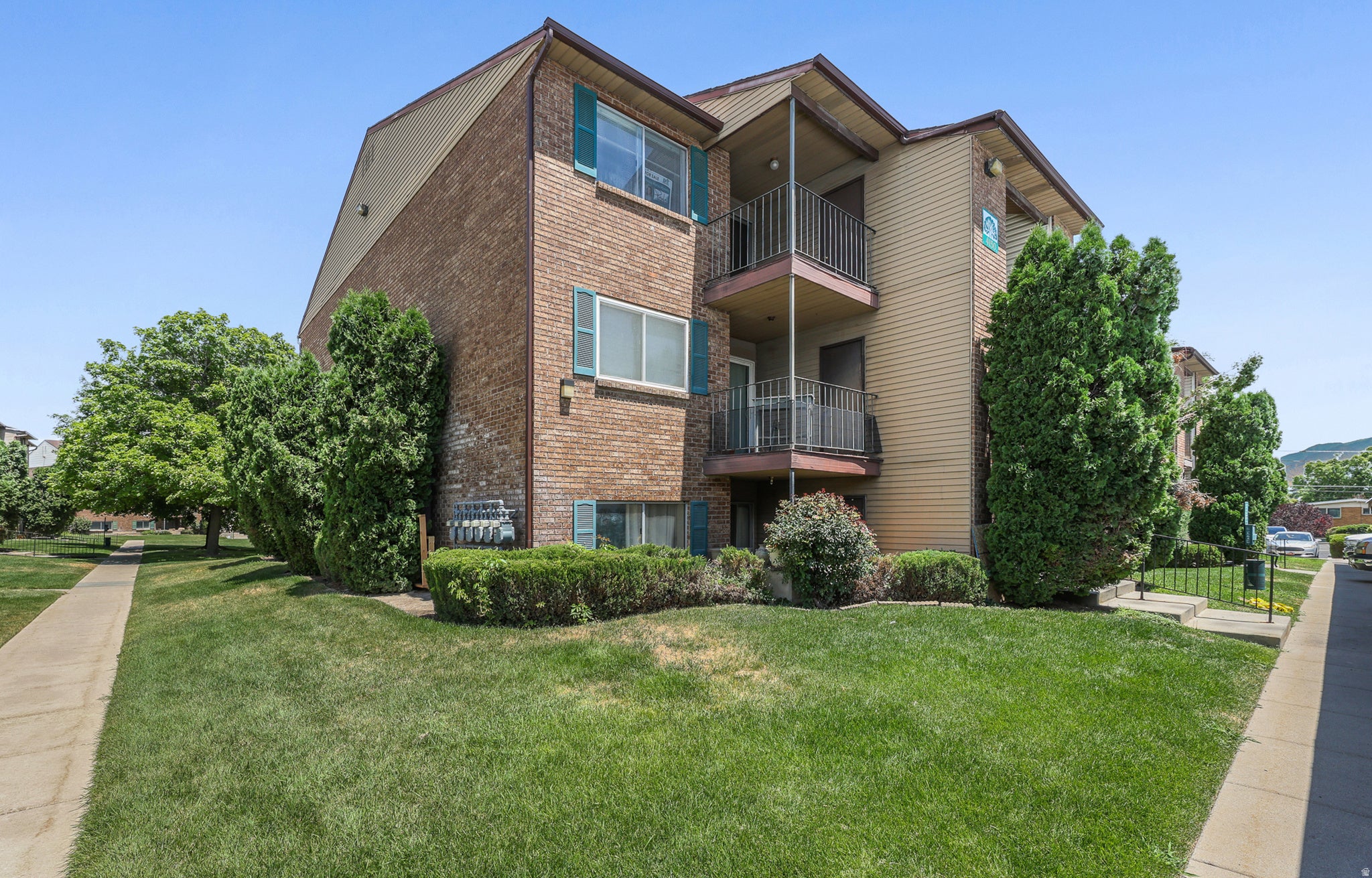 Top Unit, private balcony