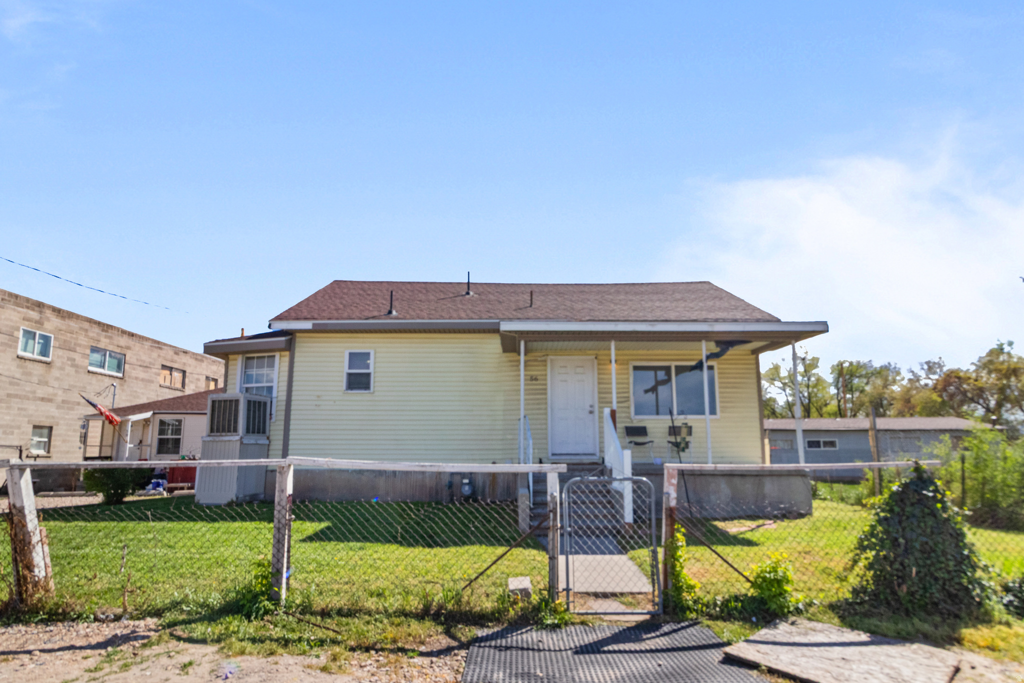 Main image without alt text