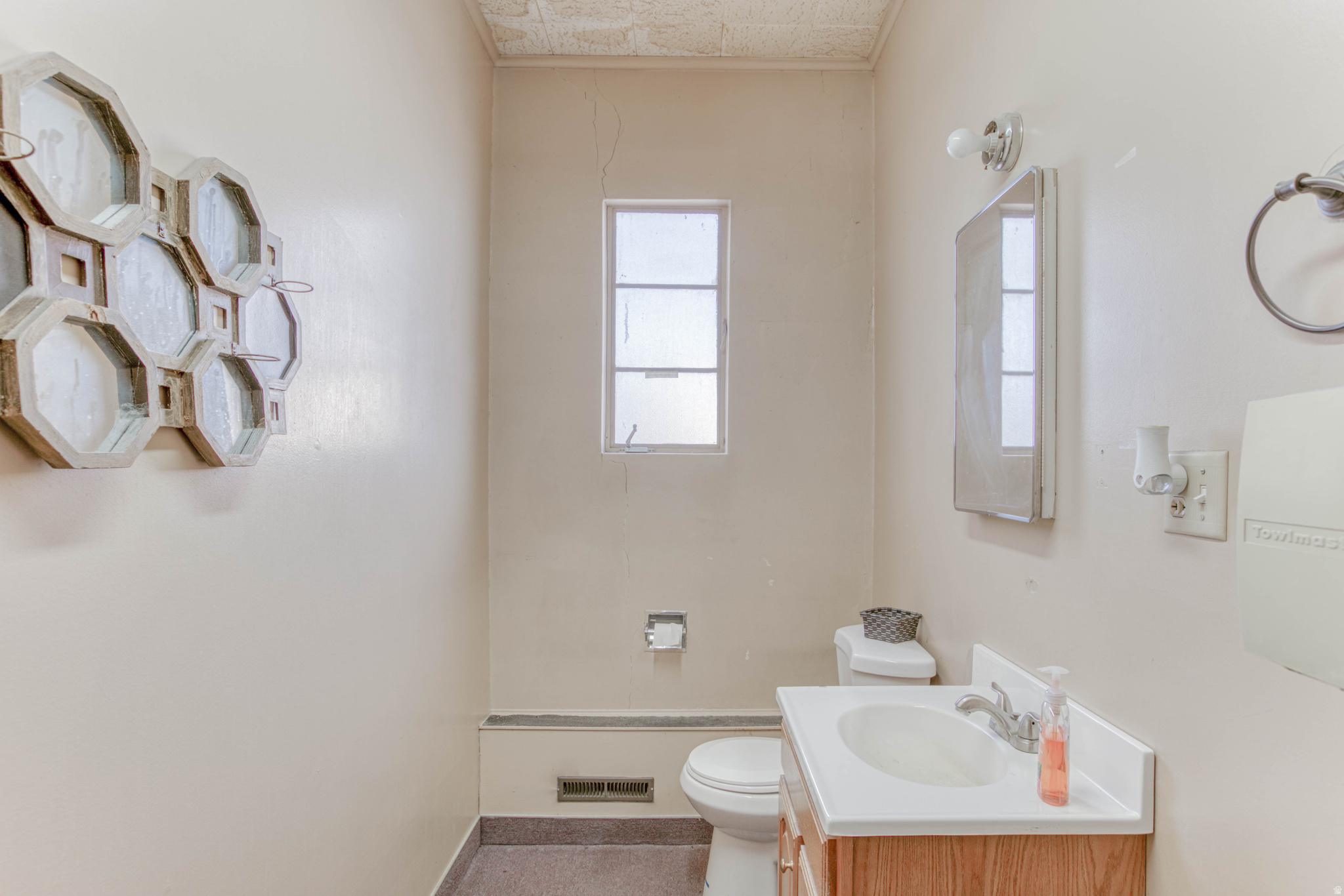 Main image without alt text