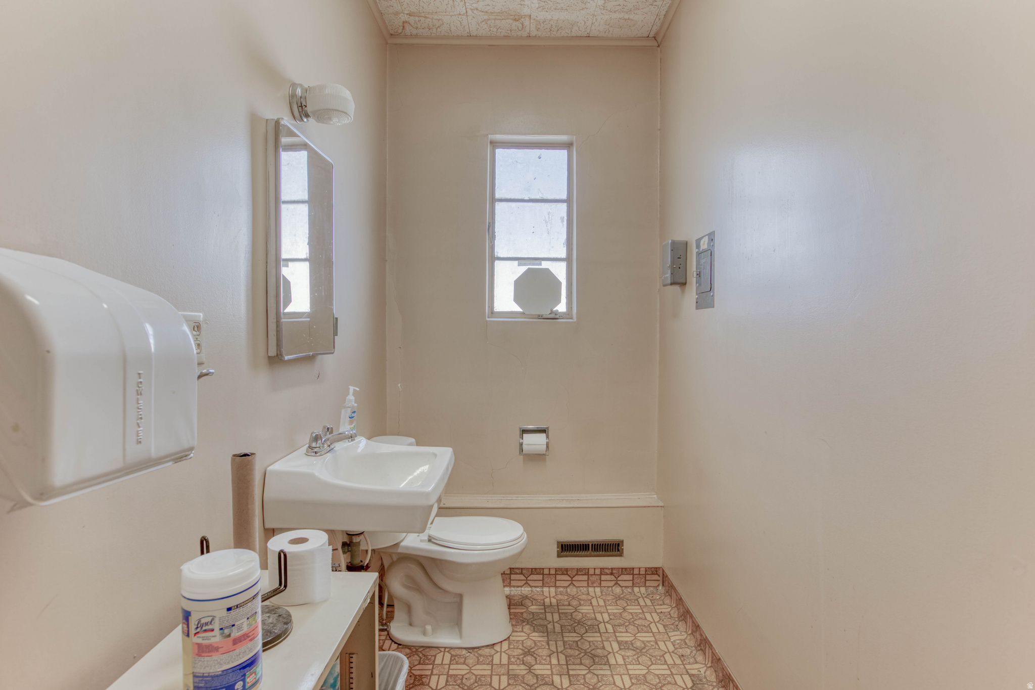 Main image without alt text