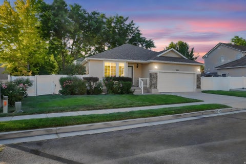 Photo of 1234 W OAKRIDGE DR N, Farmington, UT 84025 (MLS # 2169242)