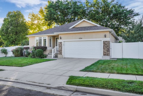 Tiny photo for 1234 W OAKRIDGE DR N, Farmington, UT 84025 (MLS # 2169242)