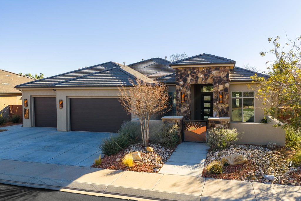 Photo of 463 W COUGAR WAY, Ivins, UT 84738 (MLS # 2127002)