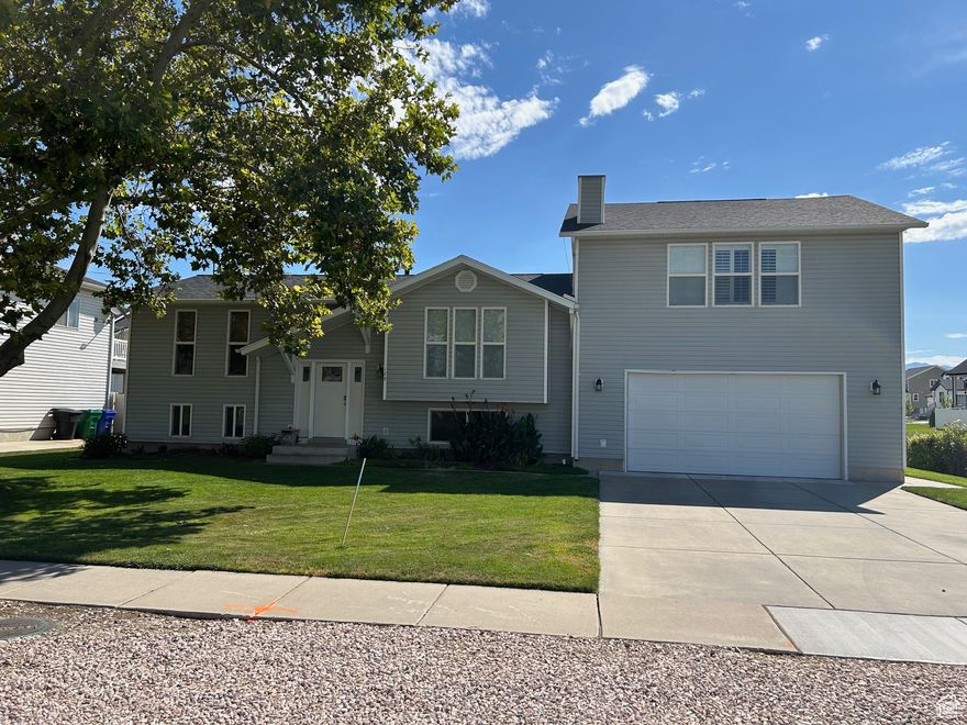 Great Price! Great Home! One owner, Bathrooms remodeled, Remodeled family room. Be in for the Holidays!  Great Room for entertaining! Elementary, and Jr High are new schools!   Great Neighborhood! Large back yard with garden spot. Office or Business room with outside entrance. Square footage figures are provided as a courtesy estimate only and were obtained from ______________ .  Buyer is advised to obtain an independent measurement.