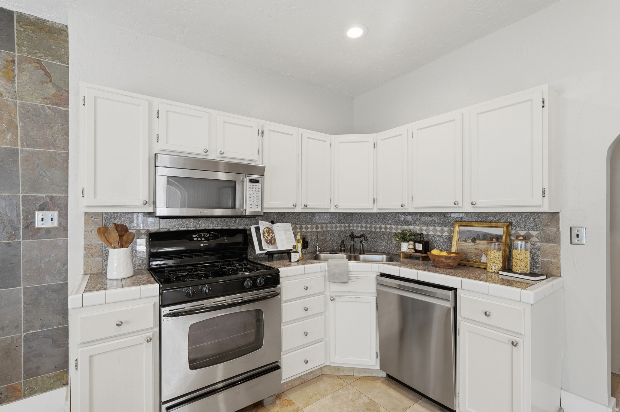 COUNTRY CLUB PLACE - Residential