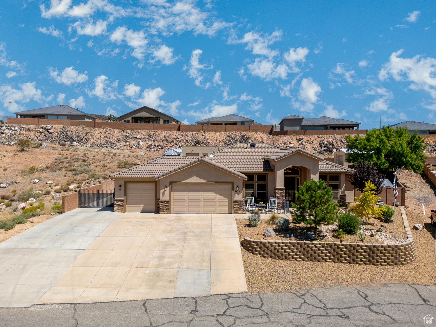 Main image without alt text