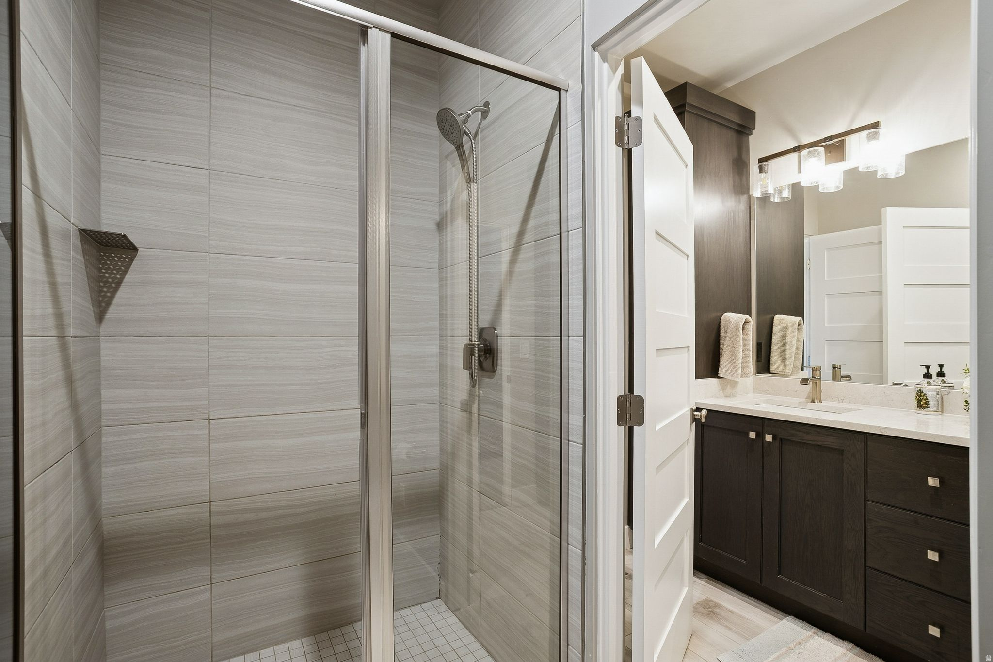 MAYFLOWER LAKESIDE - Residential