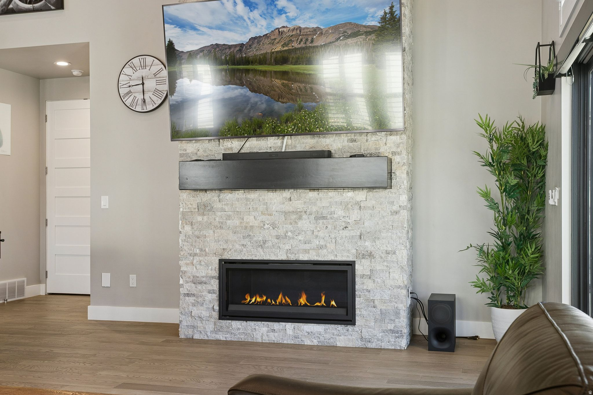 MAYFLOWER LAKESIDE - Residential