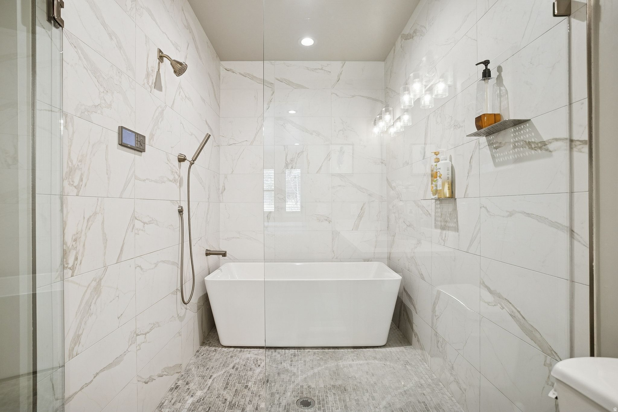 MAYFLOWER LAKESIDE - Residential