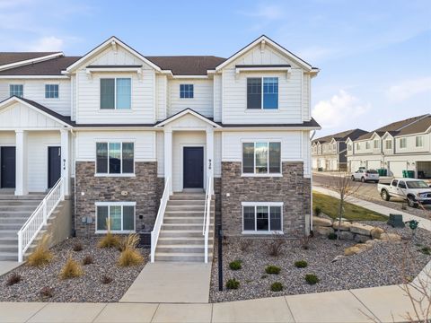 Photo of 920 N HILLCREST LN, Lehi, UT 84048 (MLS # 2142401)