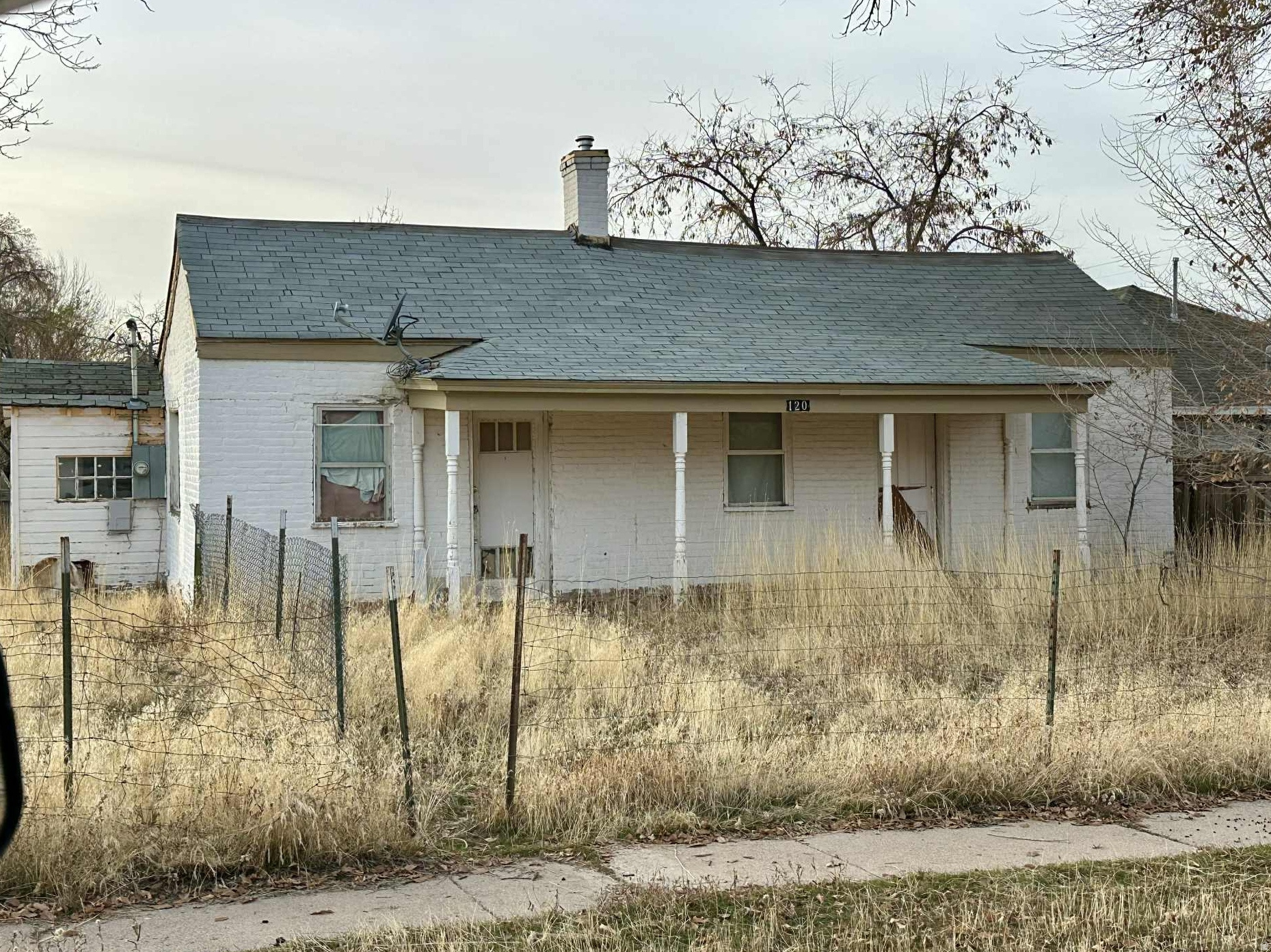 Main image without alt text