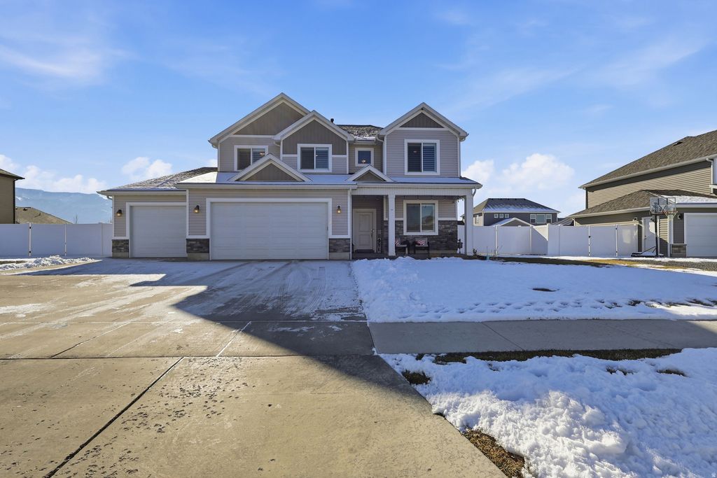 Photo of 276 W 450 S, Hyde Park, UT 84318 (MLS # 2132559)