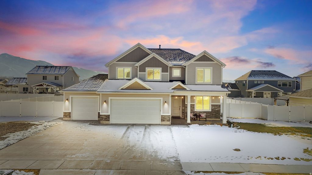 Photo of 276 W 450 S, Hyde Park, UT 84318 (MLS # 2132559)