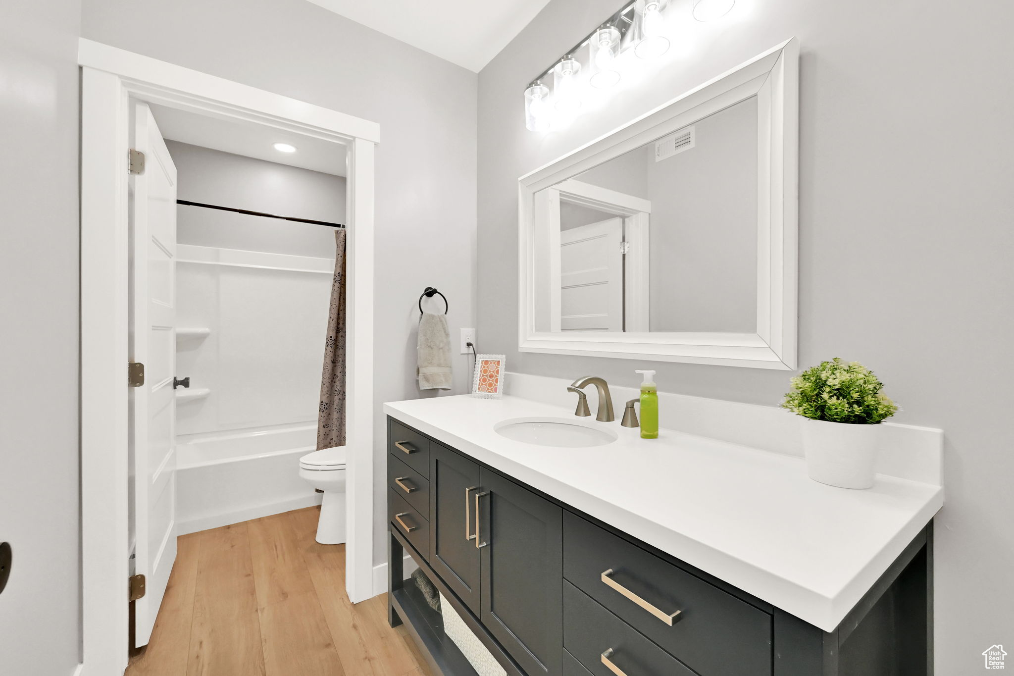 BEACON POINTE - Residential Lease