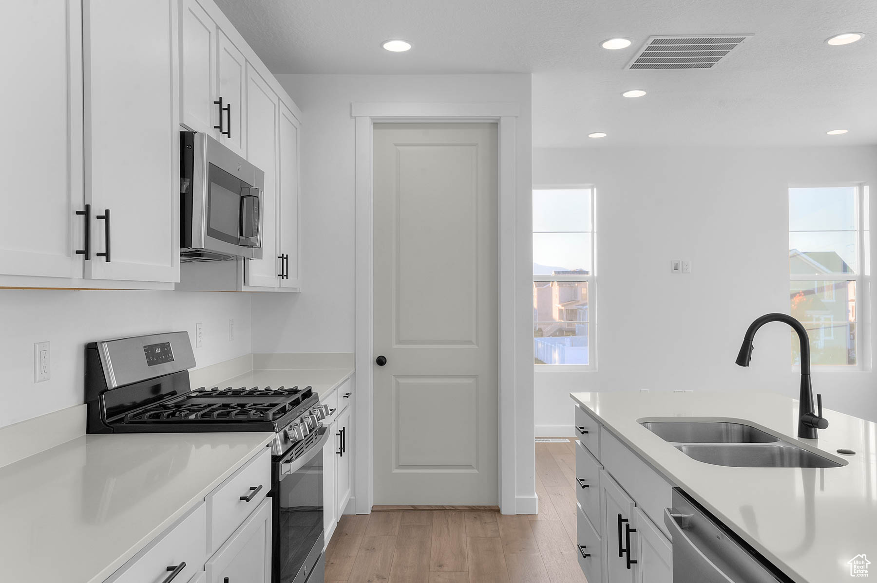 BROADVIEW SHORES COTTAGES 802 - Residential