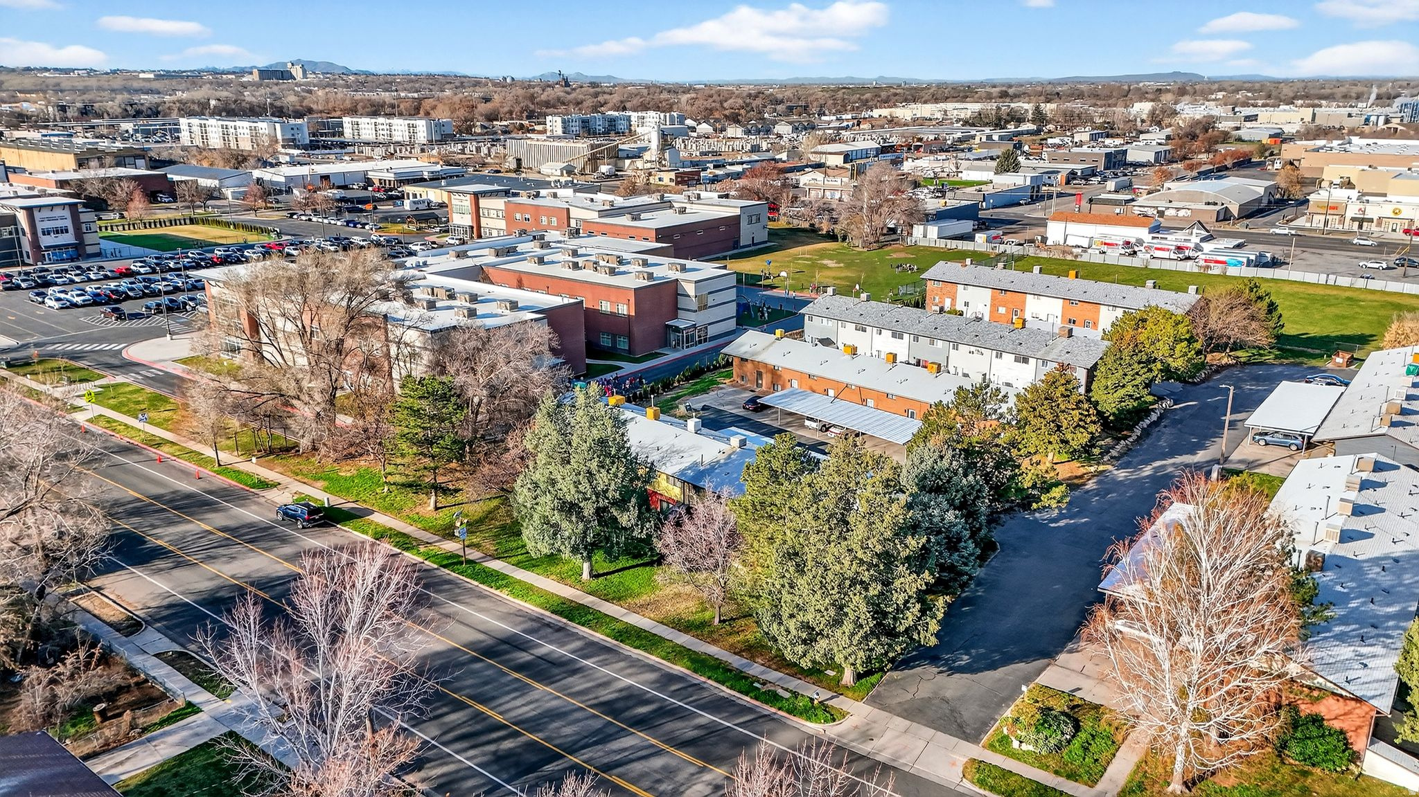 Main image without alt text