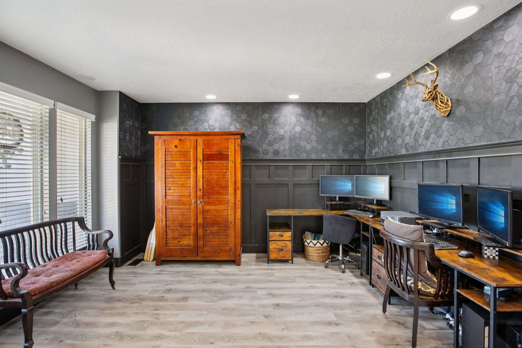 SHADOWING OAKS - Residential