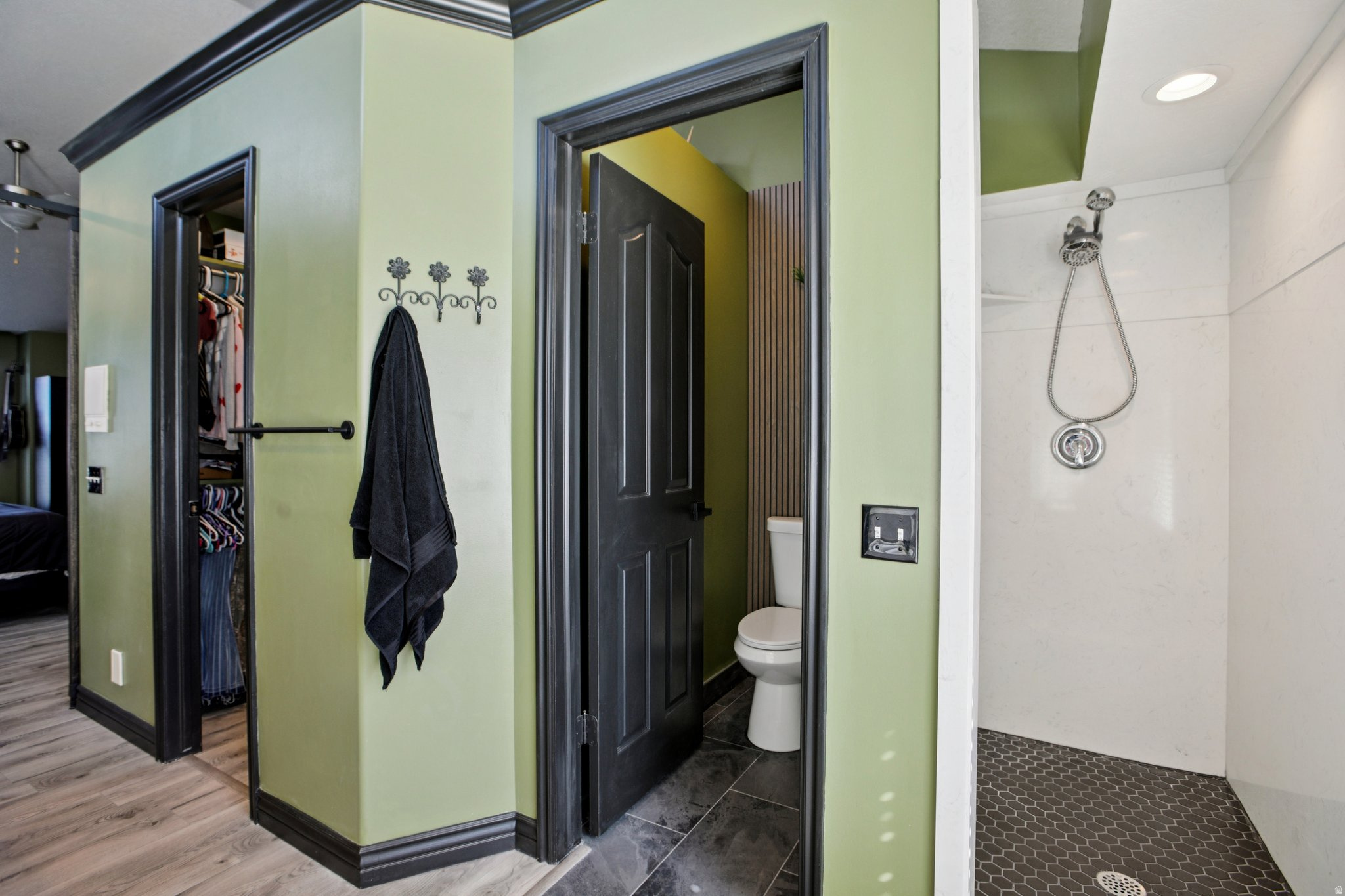 SHADOWING OAKS - Residential