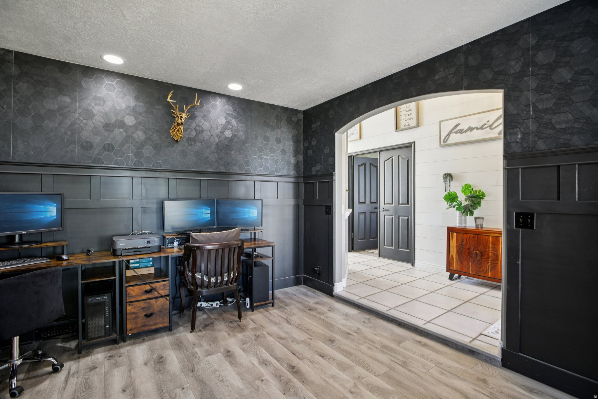 SHADOWING OAKS - Residential