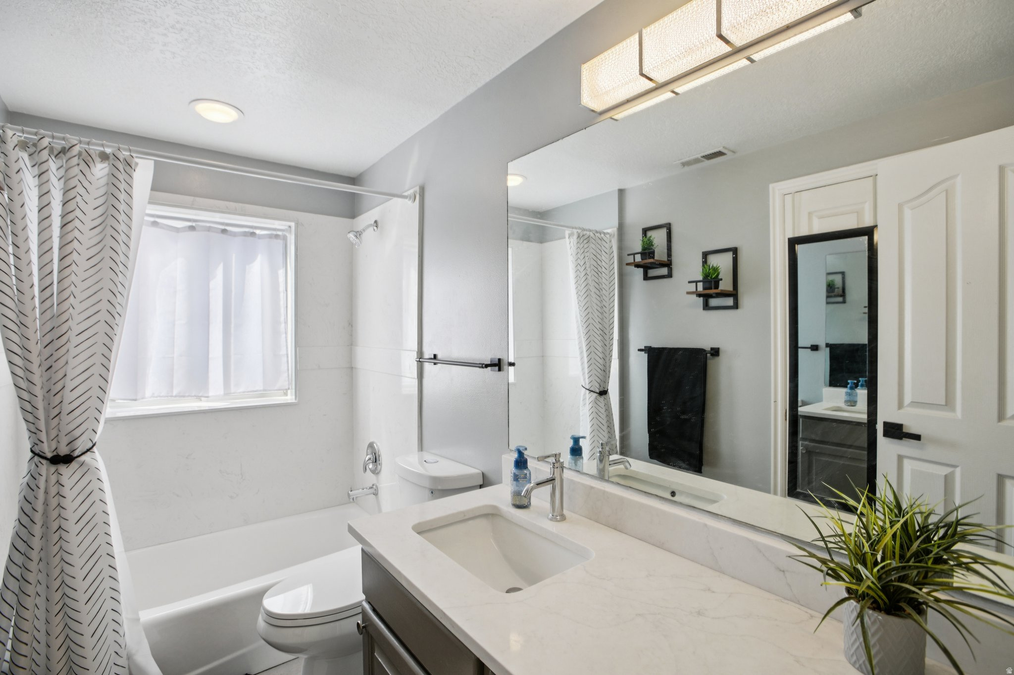 SHADOWING OAKS - Residential