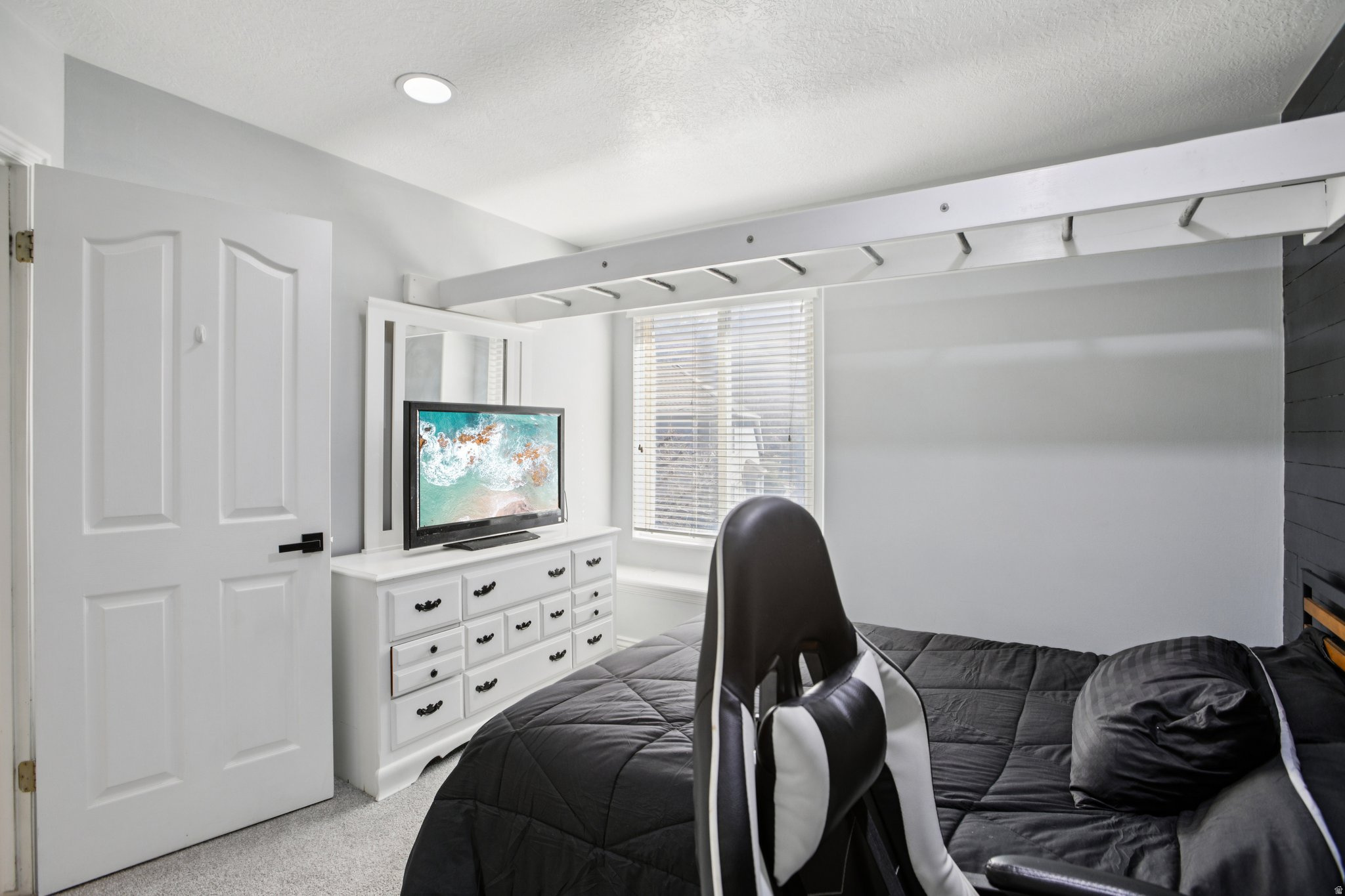 SHADOWING OAKS - Residential