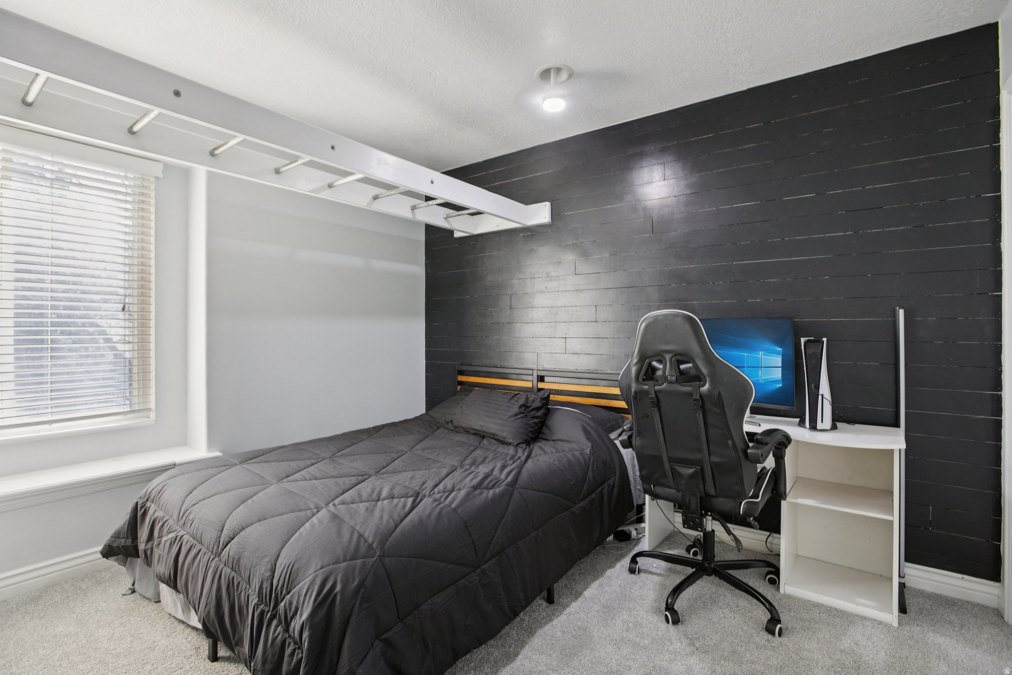 SHADOWING OAKS - Residential