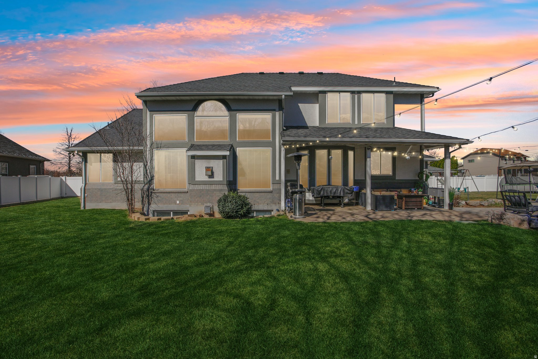 SHADOWING OAKS - Residential