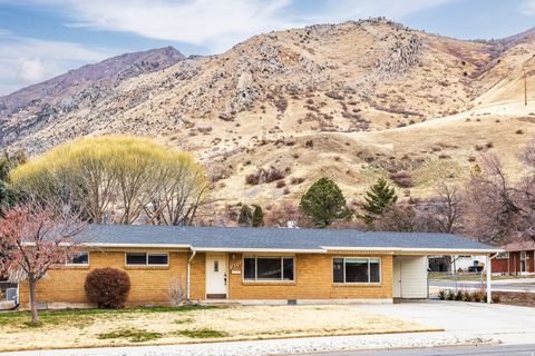 Photo of 1027 E 200 N, Springville, UT 84663 (MLS # 2139844)