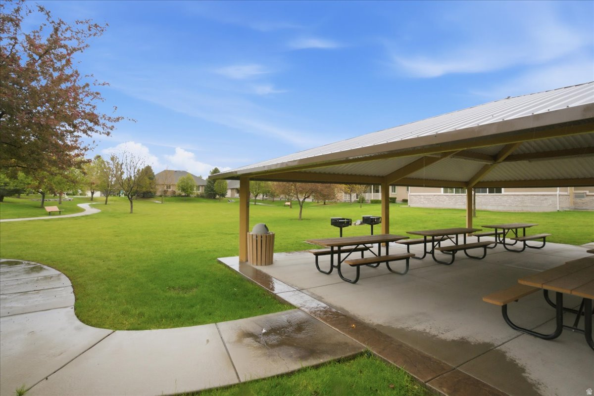 BROOKHAVEN VILLAS - Residential
