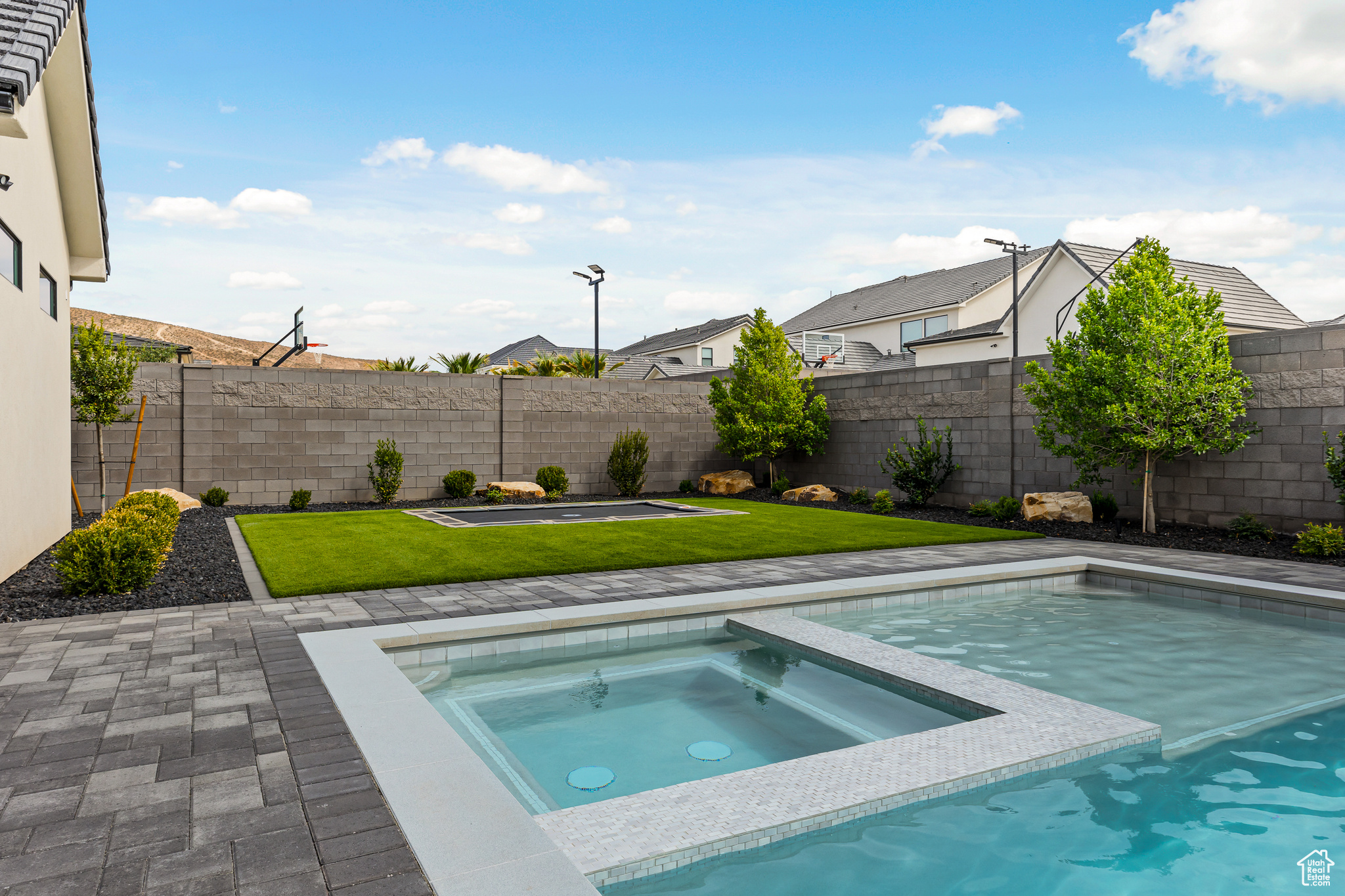 QUEENSRIDGE - Residential