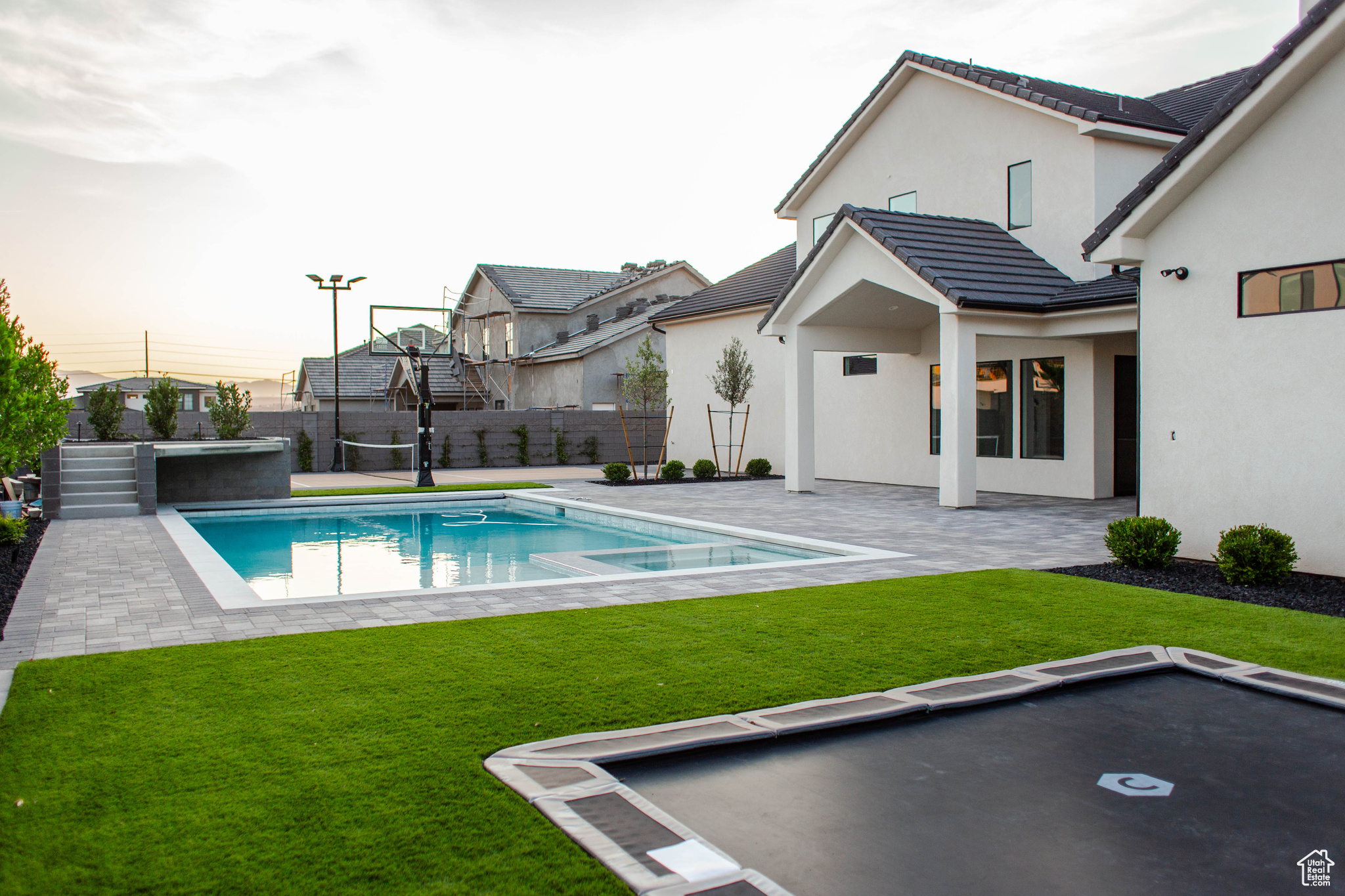 QUEENSRIDGE - Residential