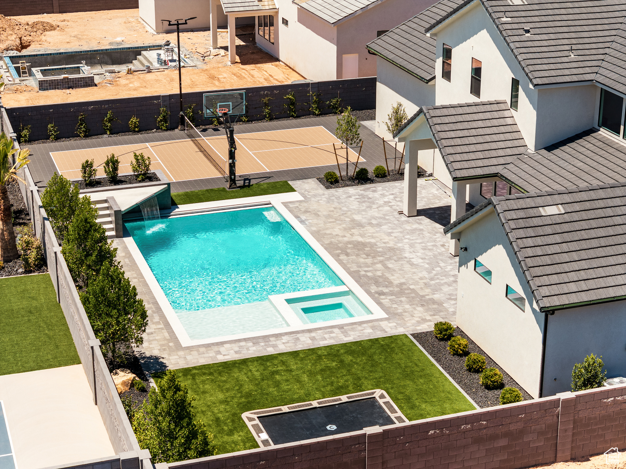 QUEENSRIDGE - Residential
