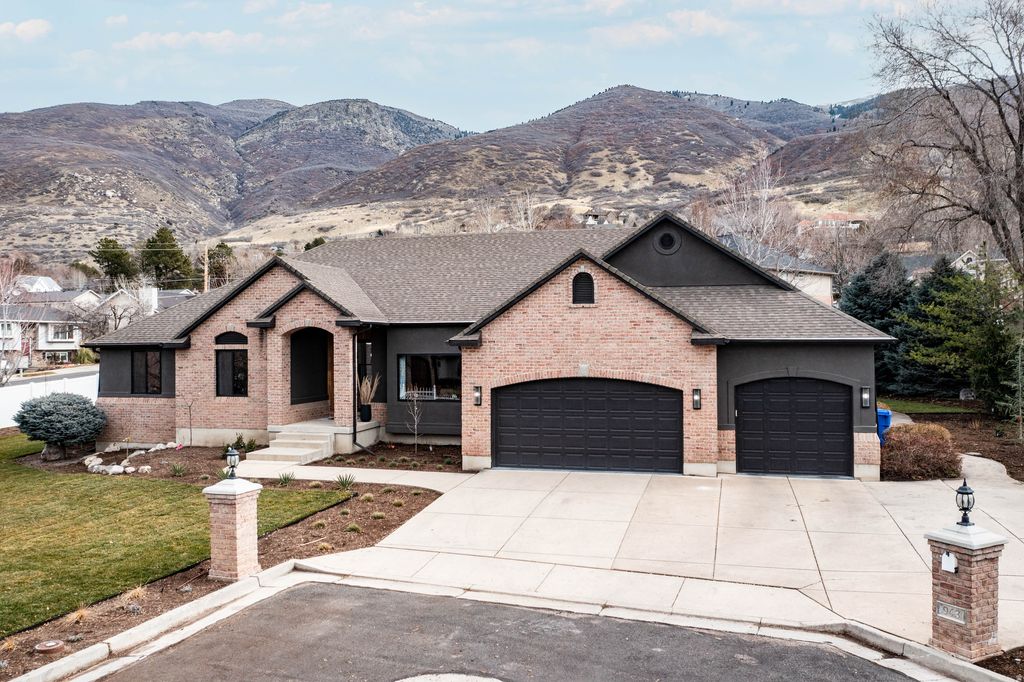 Photo of 943 CREEKSIDE CT, Farmington, UT 84025 (MLS # 2136700)