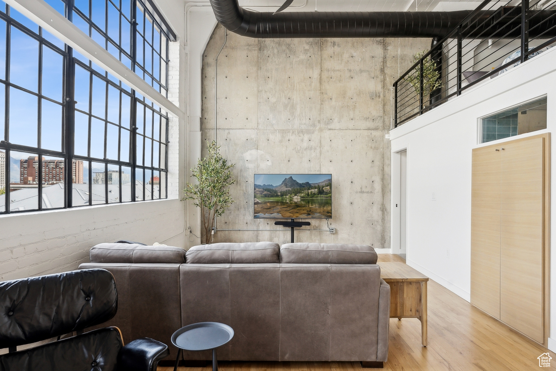 BROADWAY LOFTS - Residential
