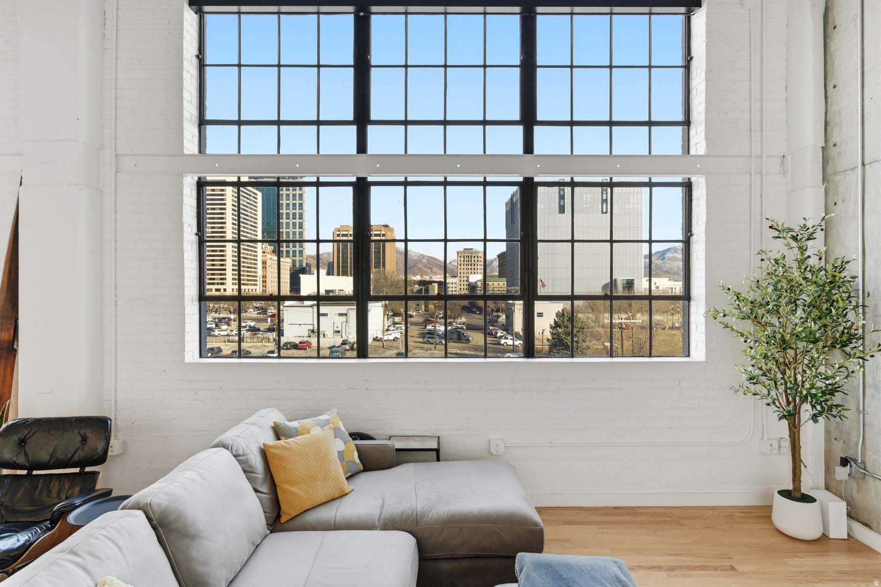 BROADWAY LOFTS - Residential