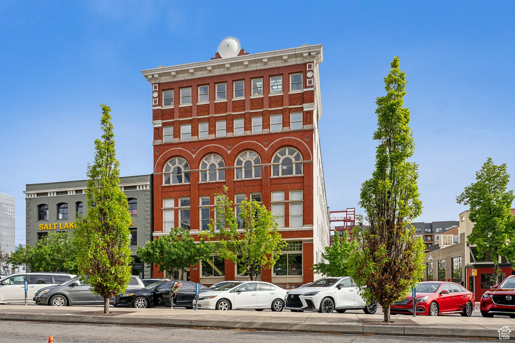 BROADWAY LOFTS - Residential