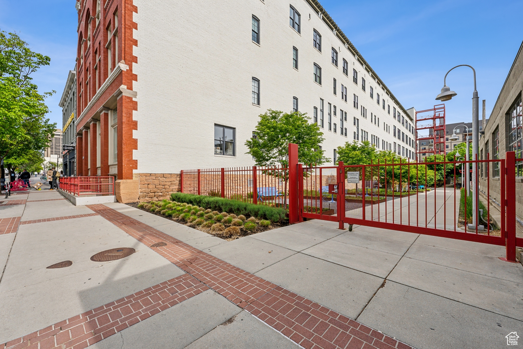 BROADWAY LOFTS - Residential