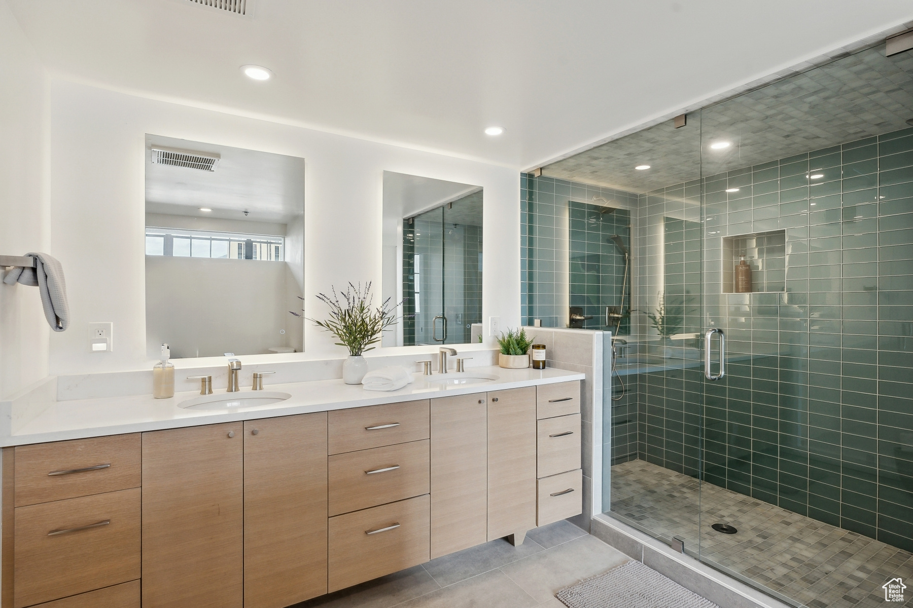 BROADWAY LOFTS - Residential