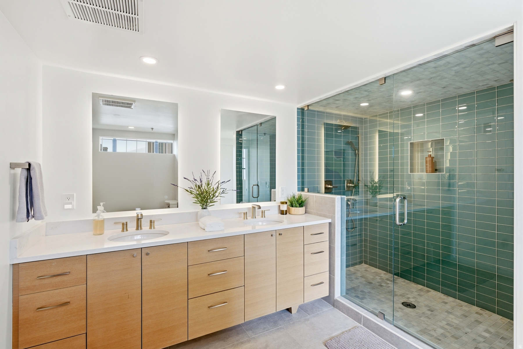 BROADWAY LOFTS - Residential