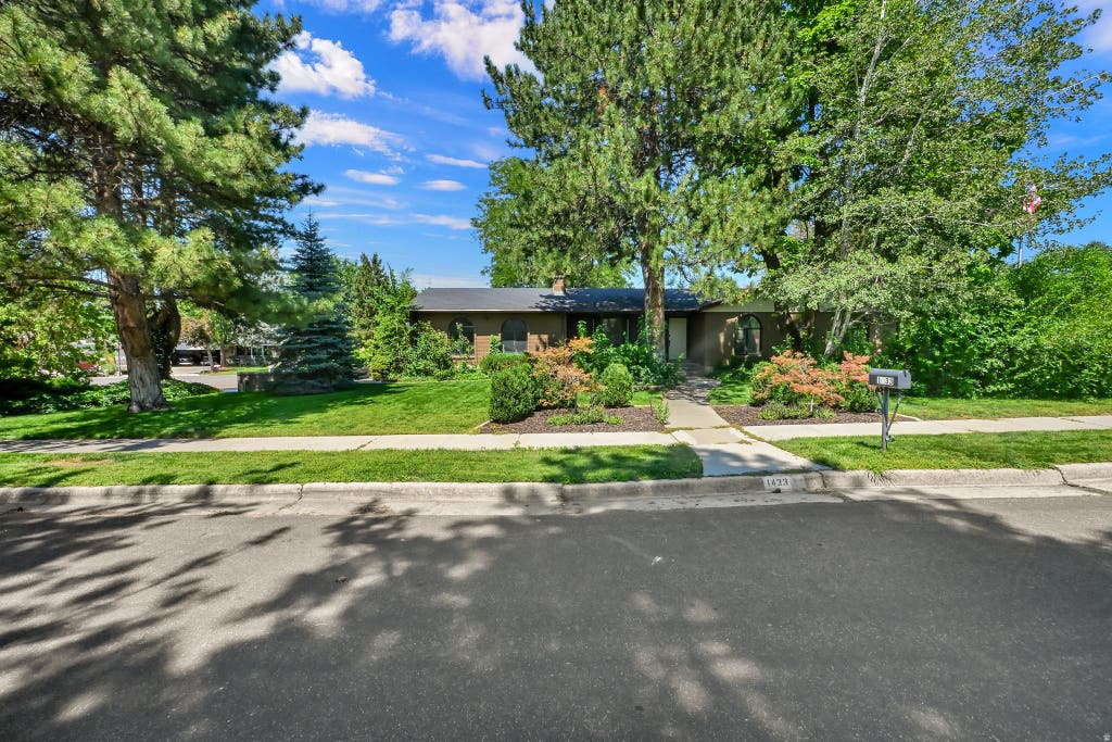 Photo of 1433 E ESTRELLITA DR, Sandy, UT 84093 (MLS # 2177195)