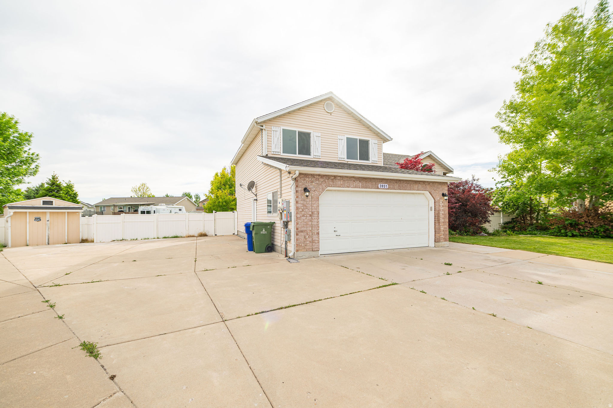 Main image without alt text