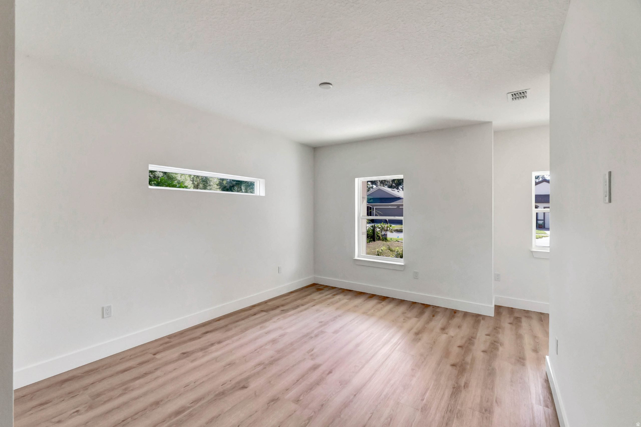 SMILING H - Residential